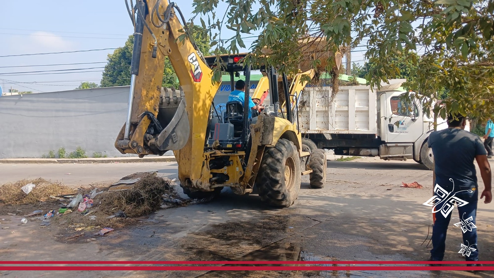 Personal del Ayuntamiento limpia espacios públicos utilizados como tiraderos